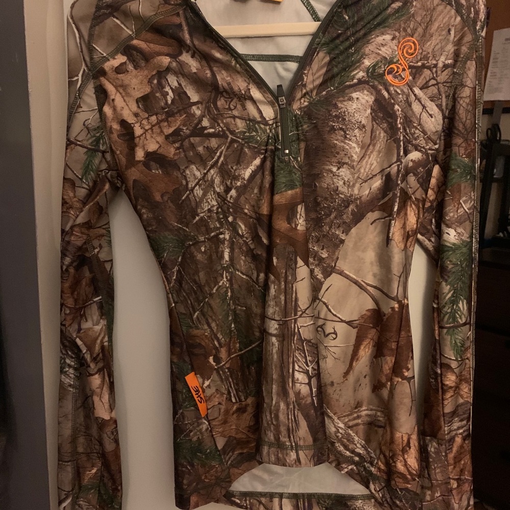 Women’s camo pants and long-sleeve hoodie top. - Picture 2 of 7